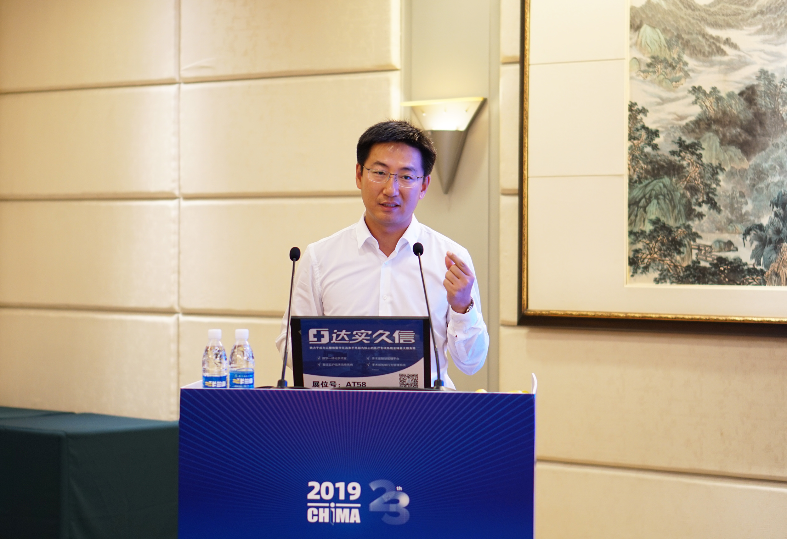 黄董照片.jpg 黄董照片.jpg